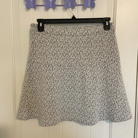 EUC | LOFT women’s stretch material miniskirt — size 8 - Picture 5 of 7